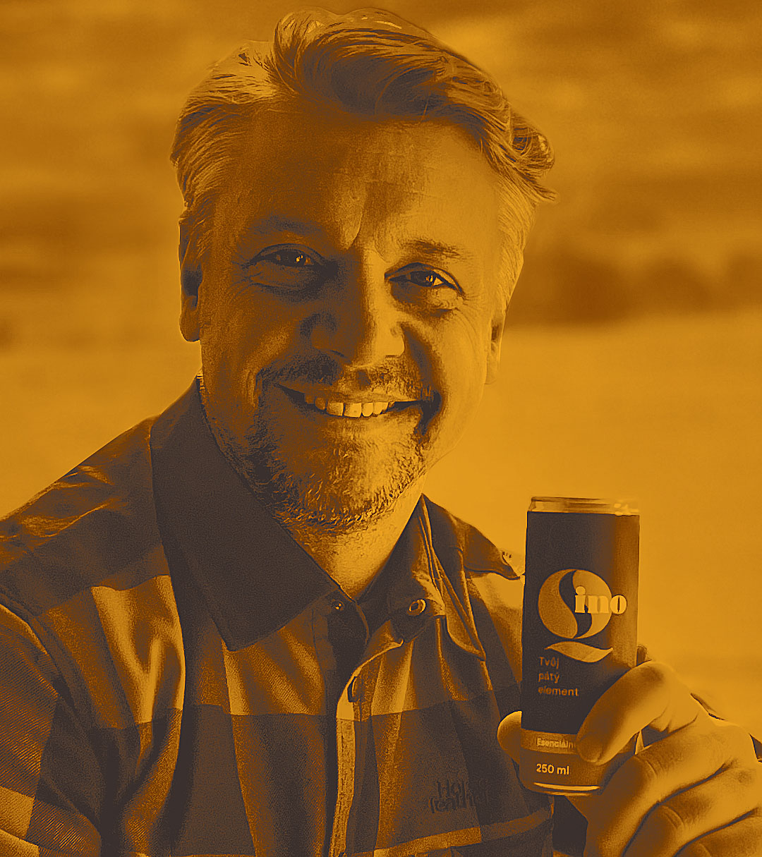 Ondra Kavan s úsměvem drží plechovku QINO